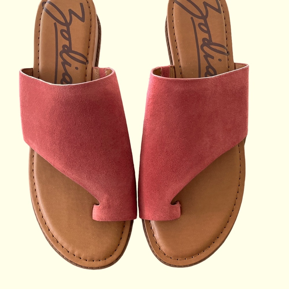 New In Box Zodiac Giada Raspberry Suede Sandals Women’s Size: 9.5